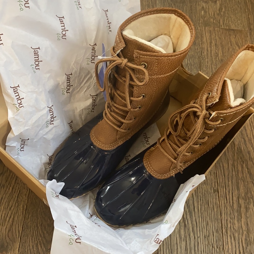 New in box:    - Woman’s casual duck waterproof boots. - Picture 12 of 17